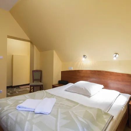 Couette-café Astoria - Literatow 2*